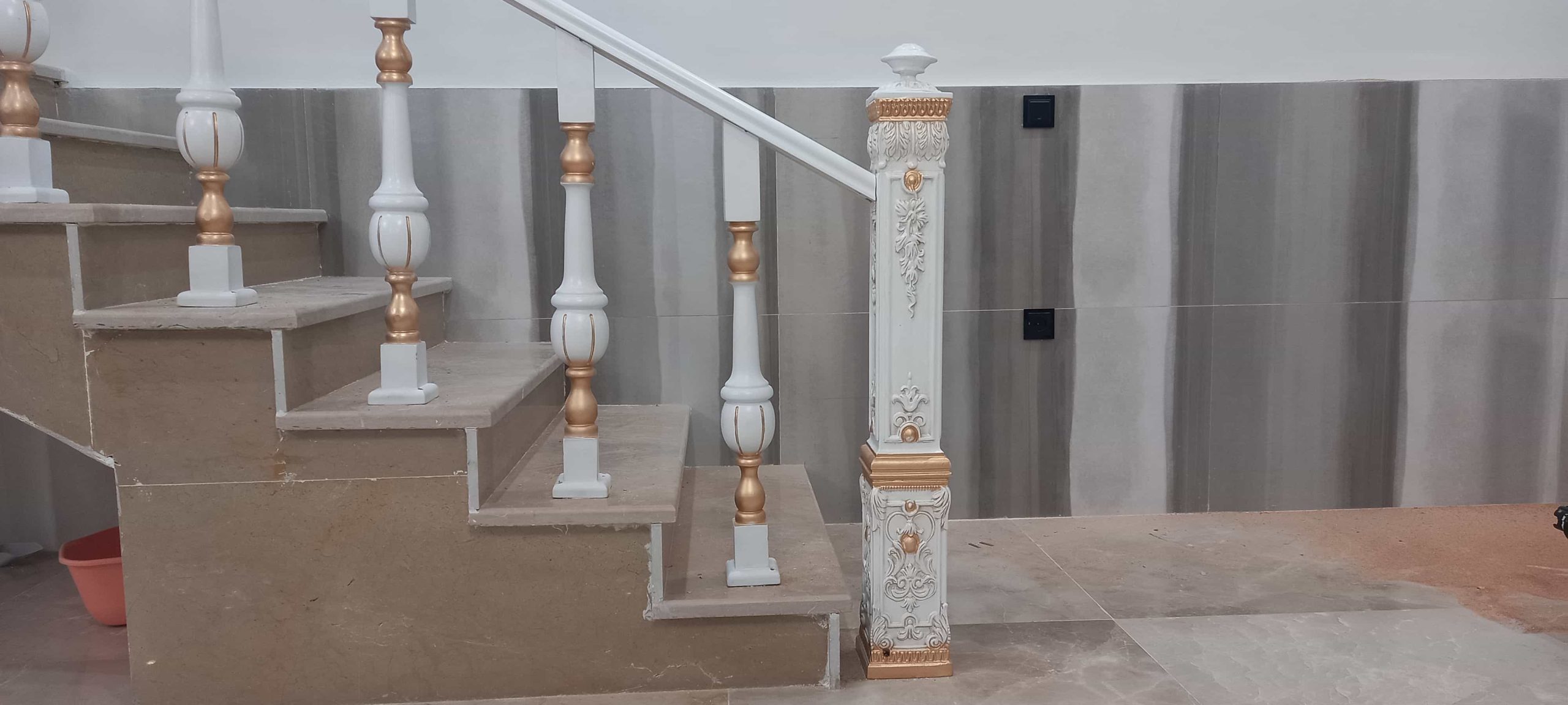 نرده چوبی سفید طلایی